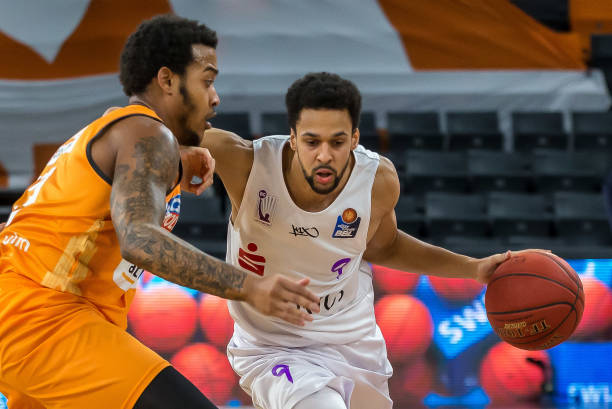 凭借默契的 凭借默契的